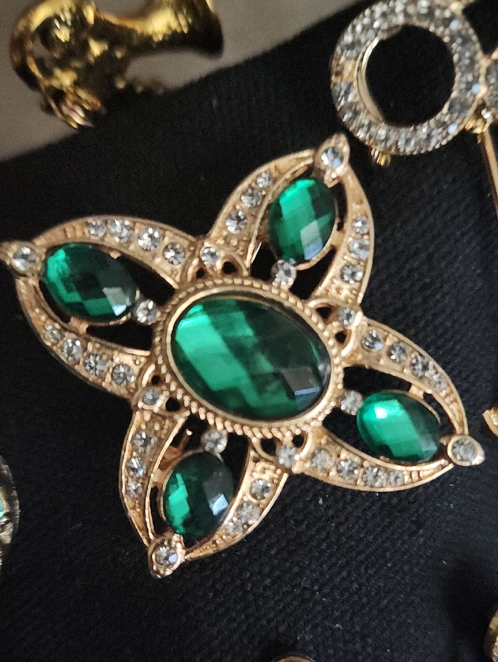 BROOCH